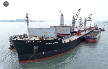 HOẠT ĐỘNG LOAD HÀNG TỪ TÀU MV NORD KITAN – 55.000 TẤN THAN INDONESIA 